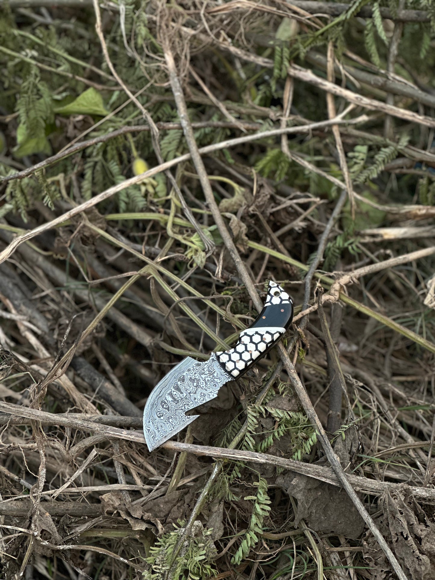 Artisan Crafted Damascus Steel Guthook Skinning Knife with Unique Resin Handle - 7.5” Blade & Leather Sheath - Korvel
