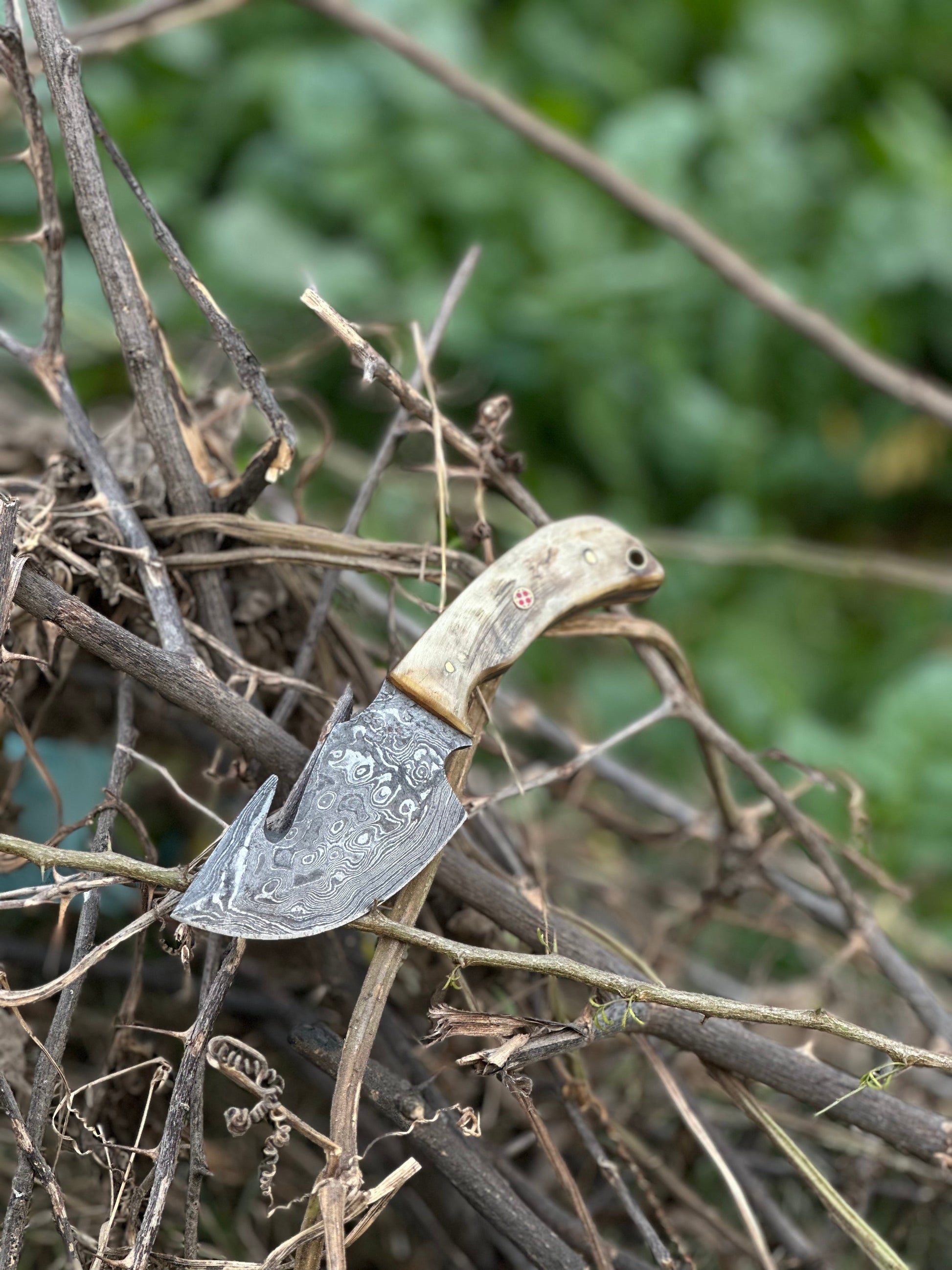 Artisan Crafted Damascus Steel Guthook Skinning Knife with Unique Sheep Horn Handle - 7.5” with Leather Sheath - Korvel