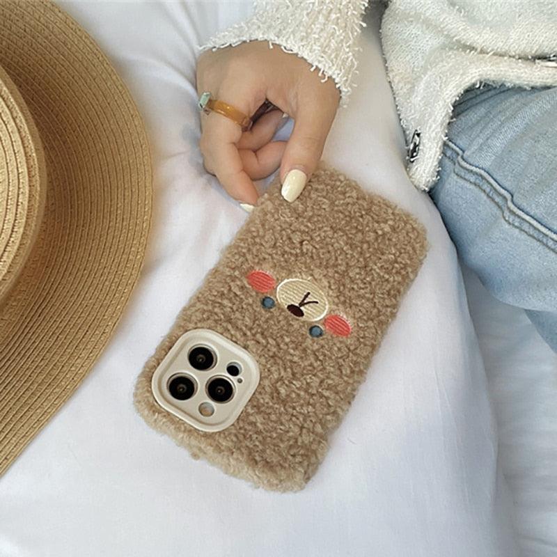 Funda de teléfono de oso marrón peludo y lindo para modelos de iPhone