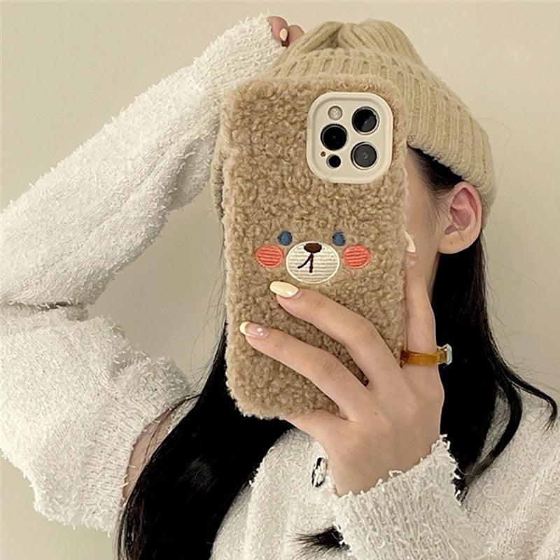 Funda de teléfono de oso marrón peludo y lindo para modelos de iPhone