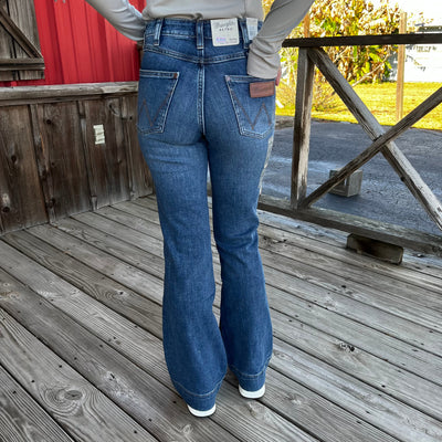 Retro High-Rise Women's Trouser by Wrangler - Bailey Vivianna - Korvel