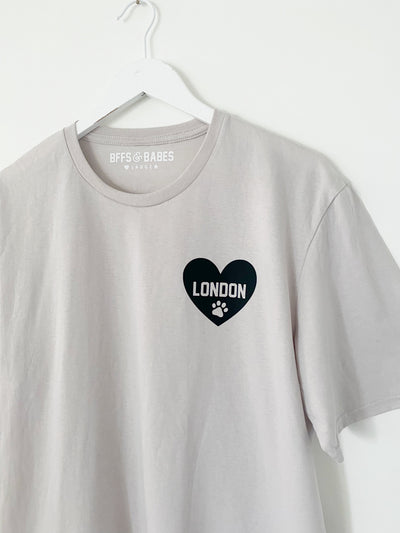 Camiseta gris Heart U Most con huella personalizada