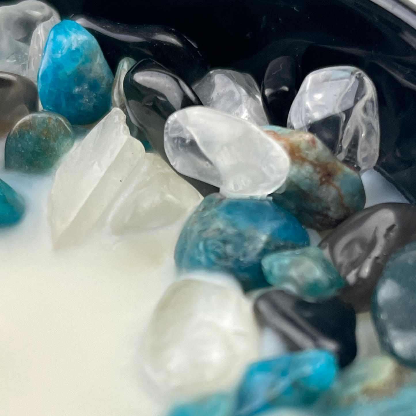 Enchanting Blackberry Saffron Crystal Candle with Obsidian, Blue Apatite, and Quartz | Luxurious Coconut-Soy Blend, 9oz - Korvel