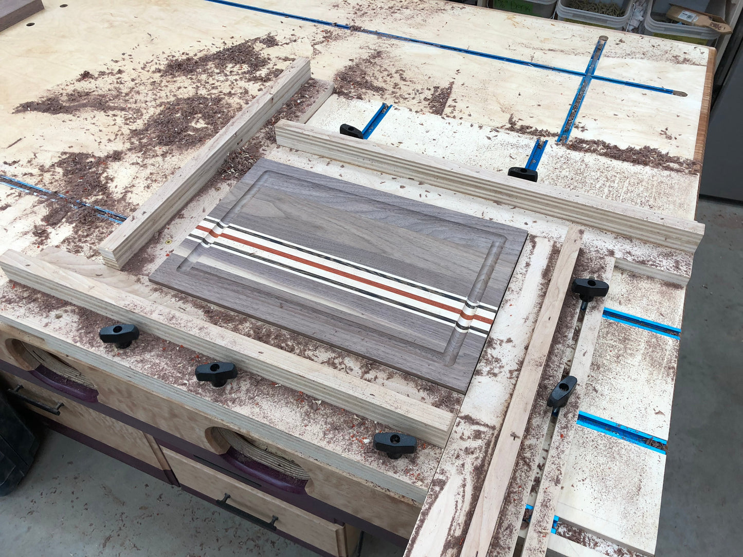 Plans 3D pour le gabarit de rainure à jus de planche à découper