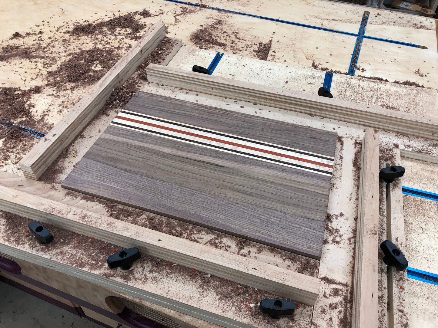 Plans 3D pour le gabarit de rainure à jus de planche à découper