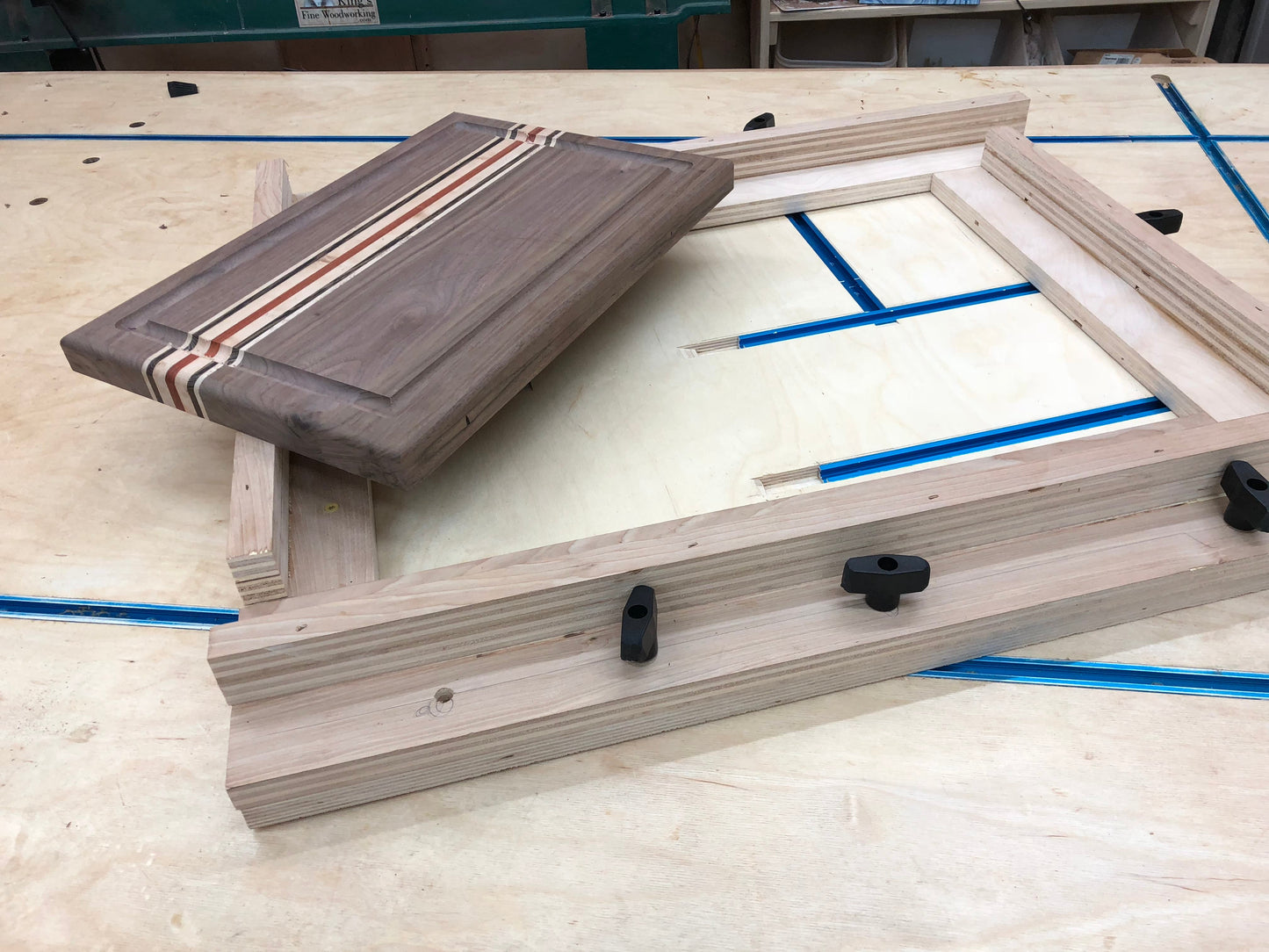 Plans 3D pour le gabarit de rainure à jus de planche à découper