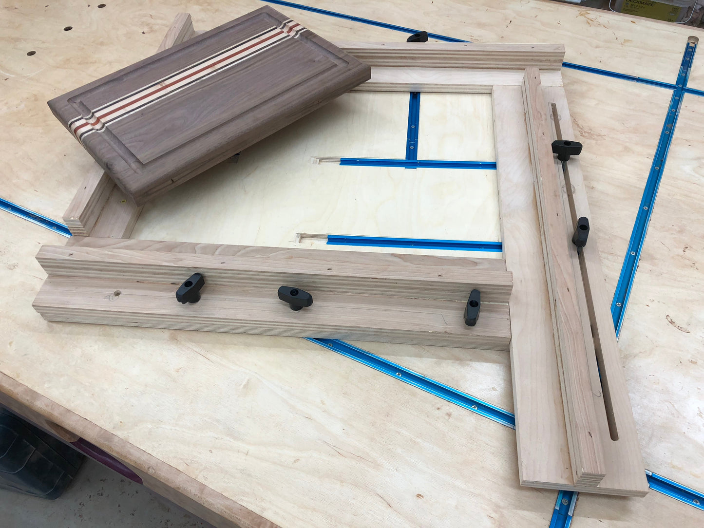 Plans 3D pour le gabarit de rainure à jus de planche à découper