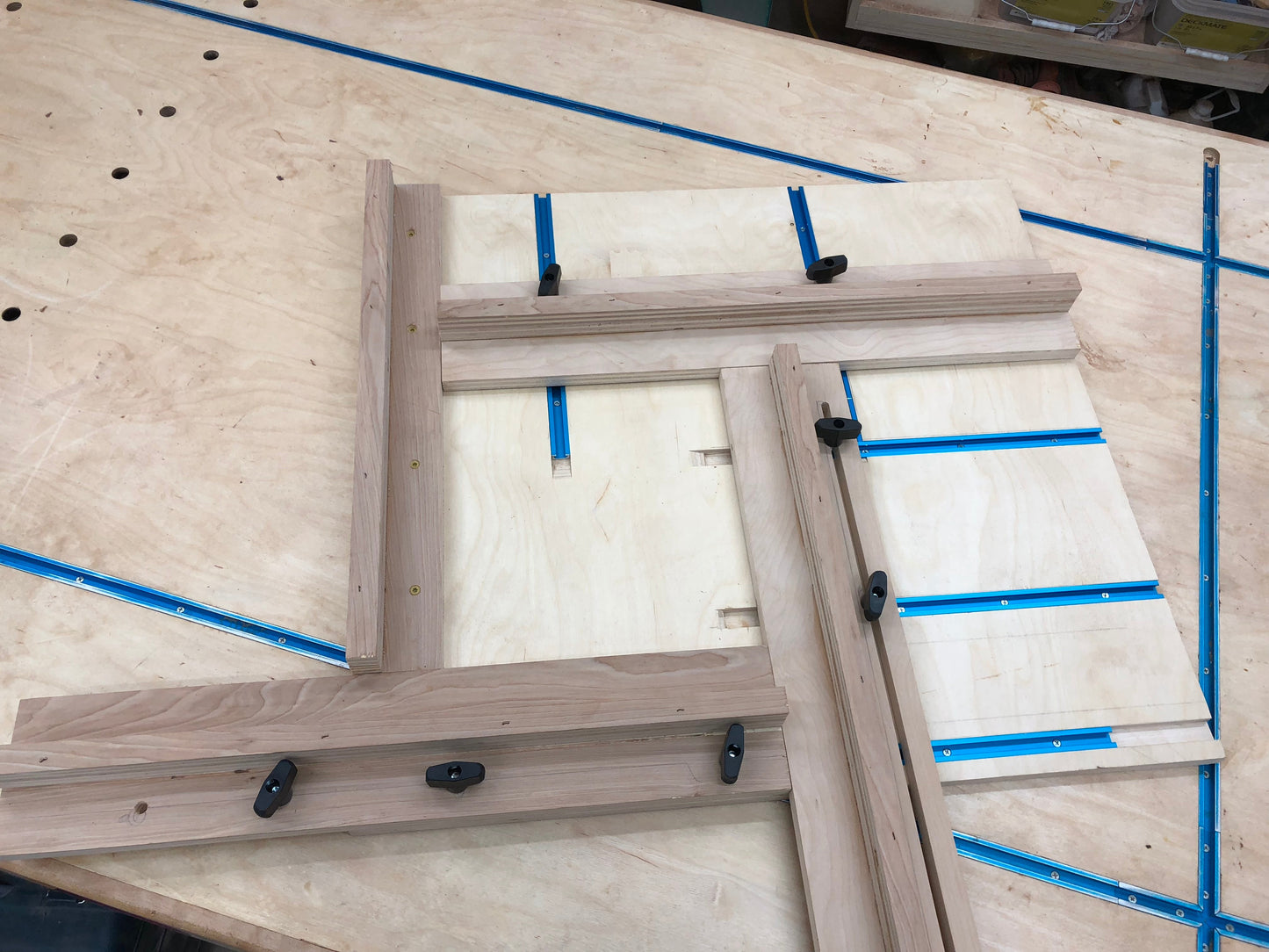 Plans 3D pour le gabarit de rainure à jus de planche à découper