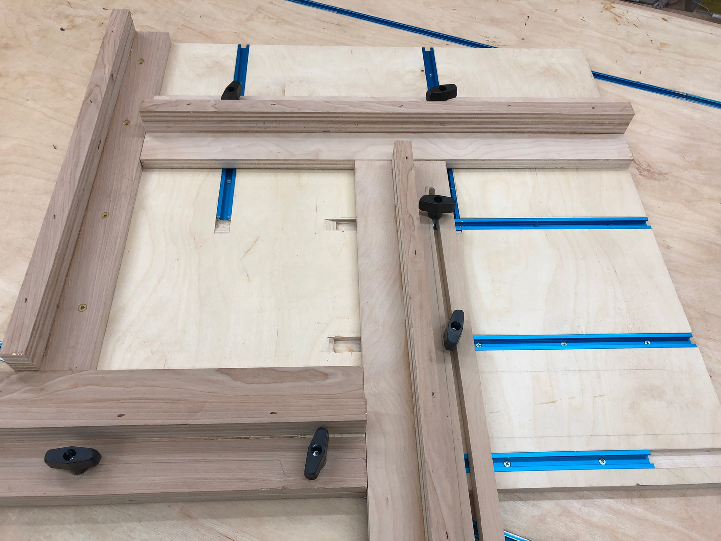 Plans 3D pour le gabarit de rainure à jus de planche à découper