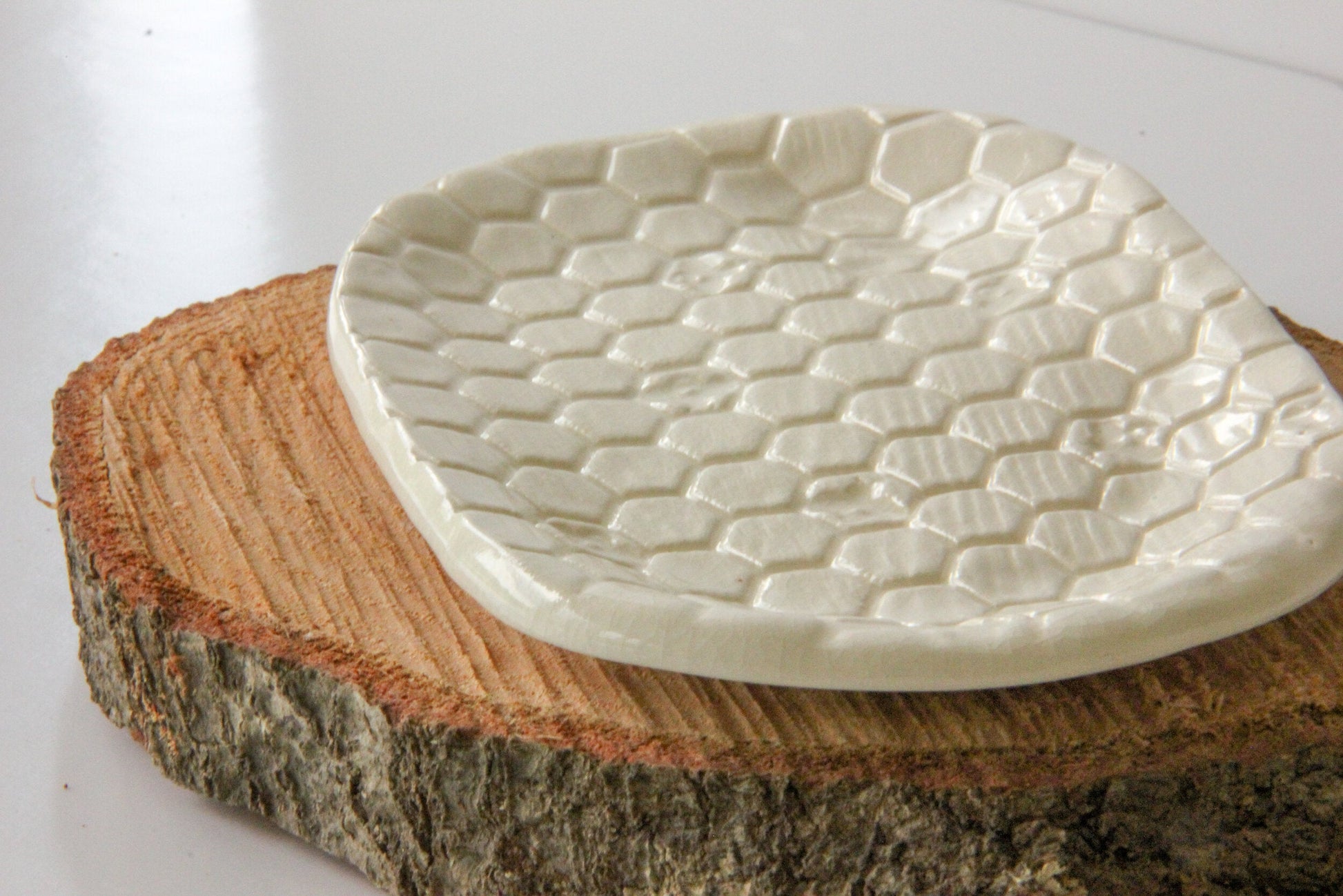 Charming Beehive Soap Dish for Nature Lovers - Korvel