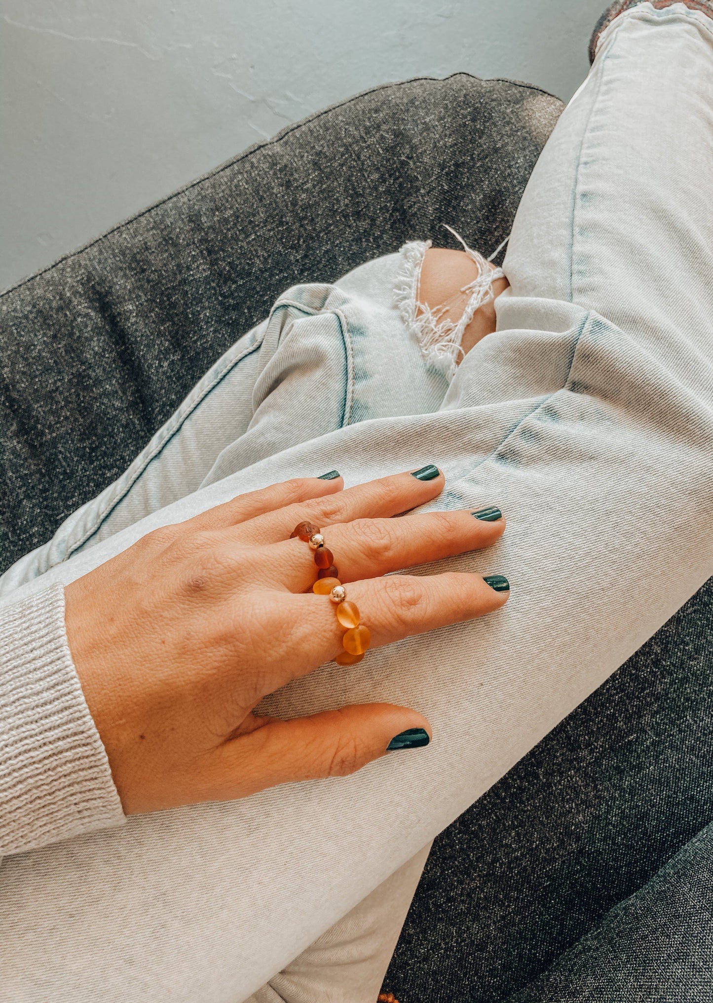 Anillo elástico de cuentas de ámbar báltico crudo y oro de 14 quilates