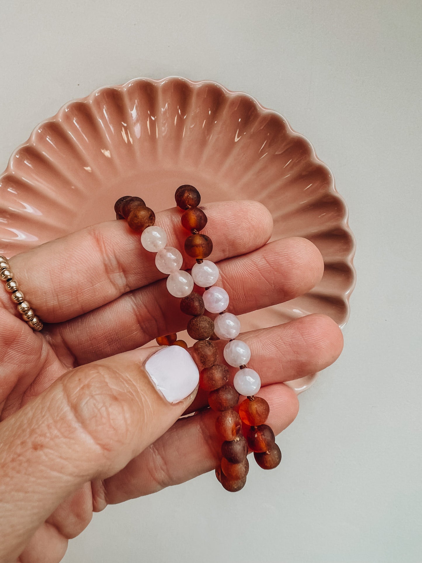 Bracelet en Ambre Cognac Brut de la Mer Baltique et Quartz Rose