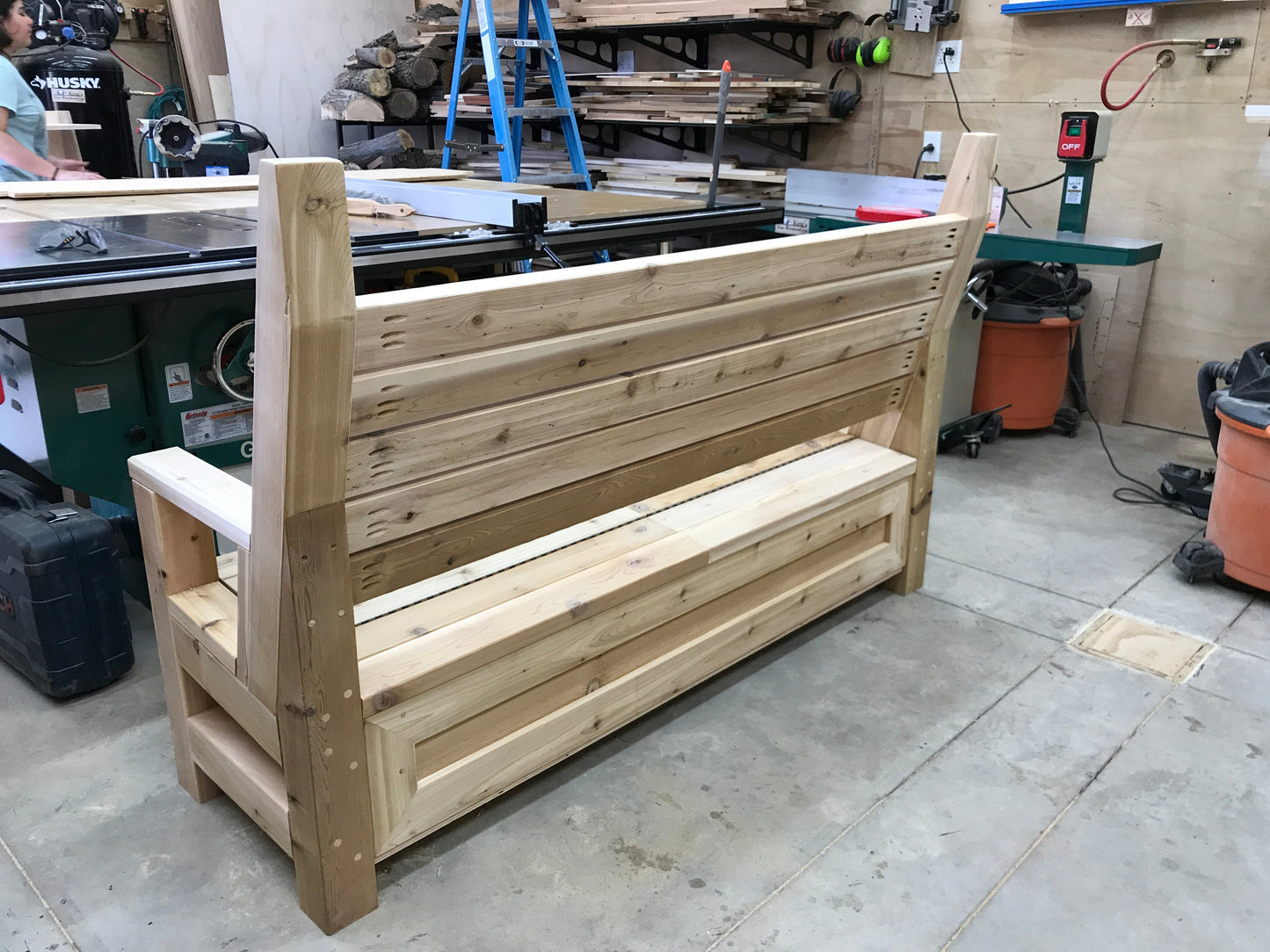 Banc de jardin élégant avec rangement caché