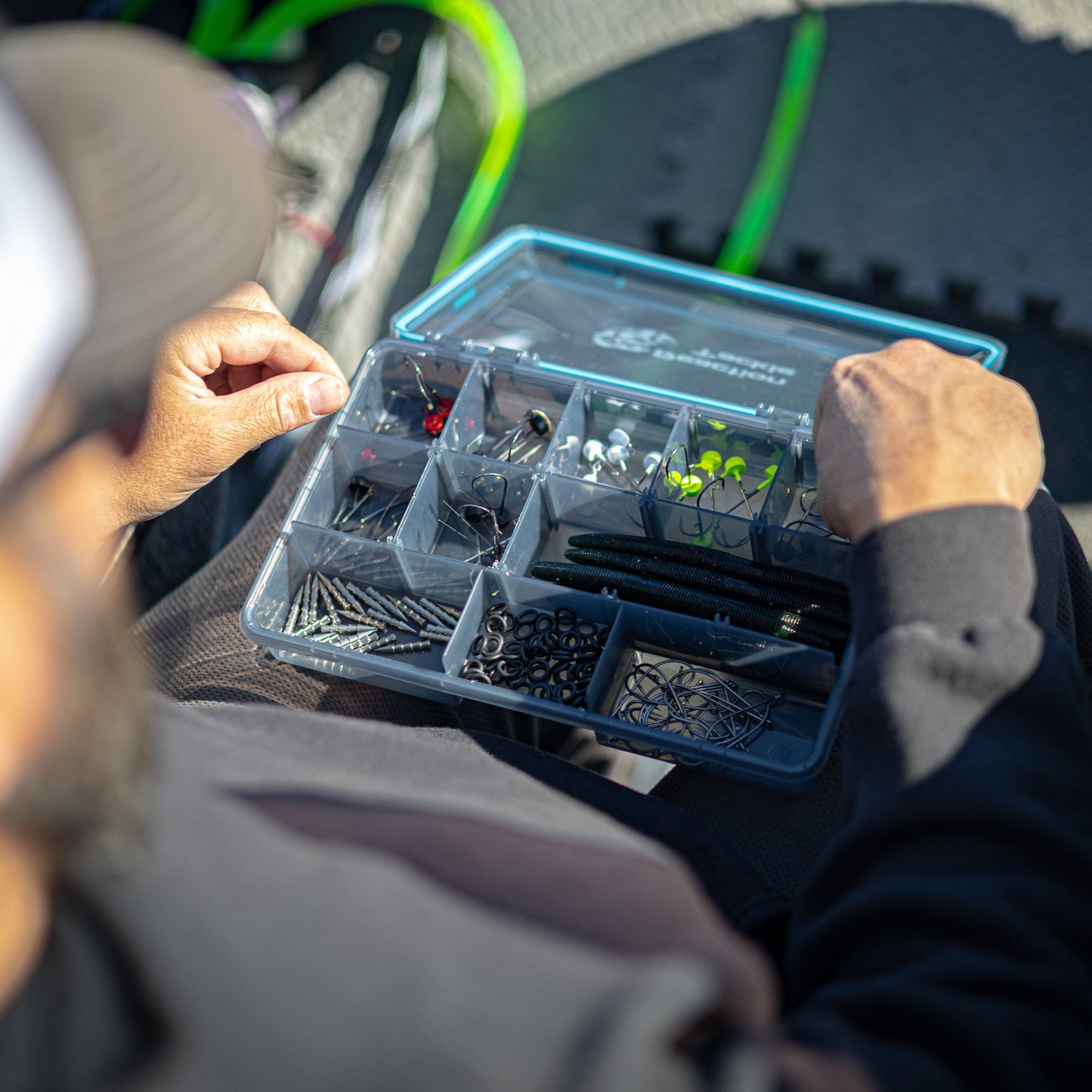 Bandeja para aparejos estándar Reaction Tackle: resistente e impermeable con 4 clips fiables