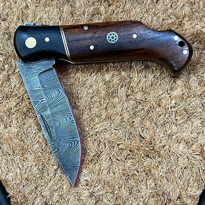 Experience the Elegance of Our Premium Damascus Steel Folding Knife with Rosewood Handle - Korvel