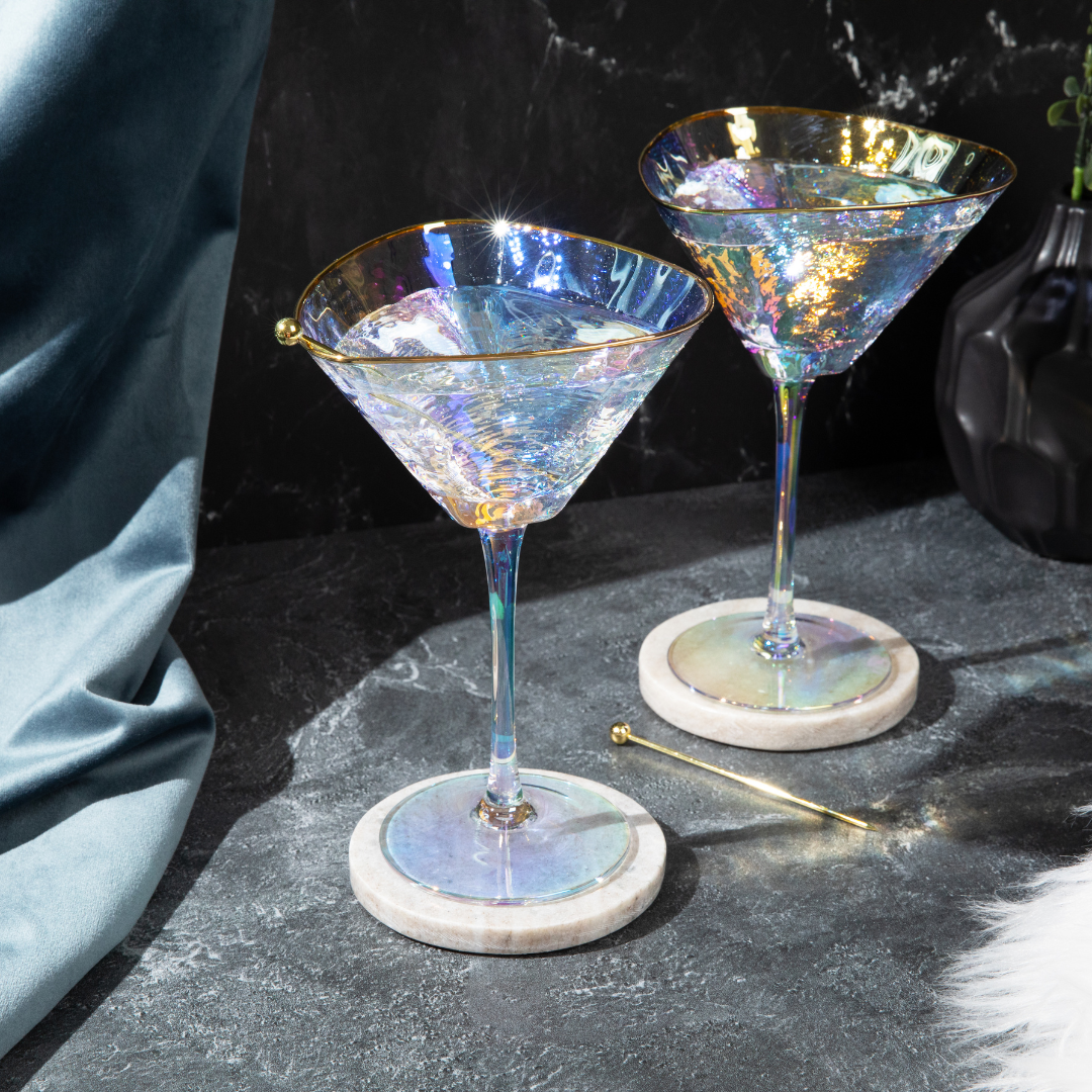 Ensemble de verres à cocktail martelés aux reflets irisés envoûtants
