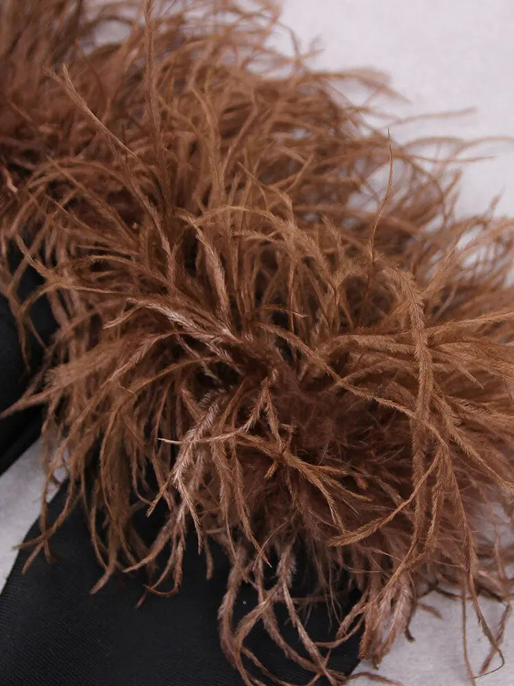 Vestido Sin Tirantes de Plumas