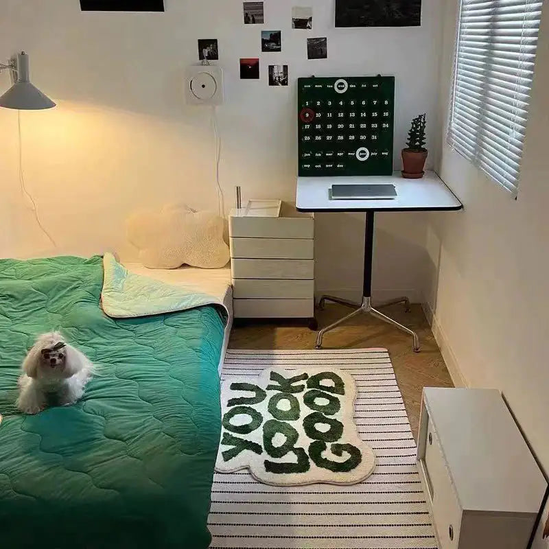 Alfombra de Felpa con Letras para el Costado de la Cama