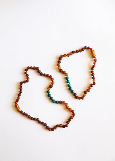Conjunto de Collar de Ámbar Báltico Cognac Crudo y Malaquita