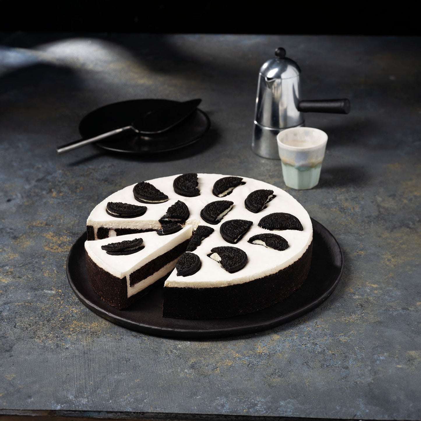 Moda Oreo Cake – 9" Pre-Sliced, 12 pcs x 110 g (2.9 lbs / 1,320 g)