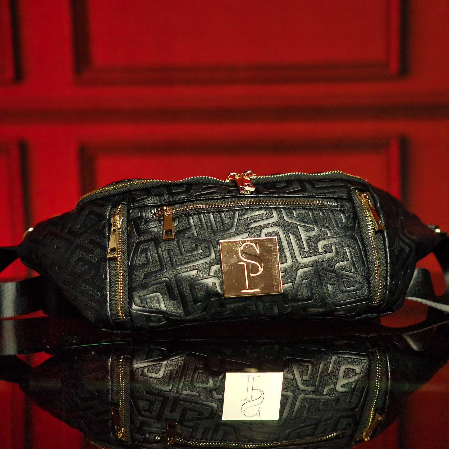 Bolso bandolera de piel con monograma negro