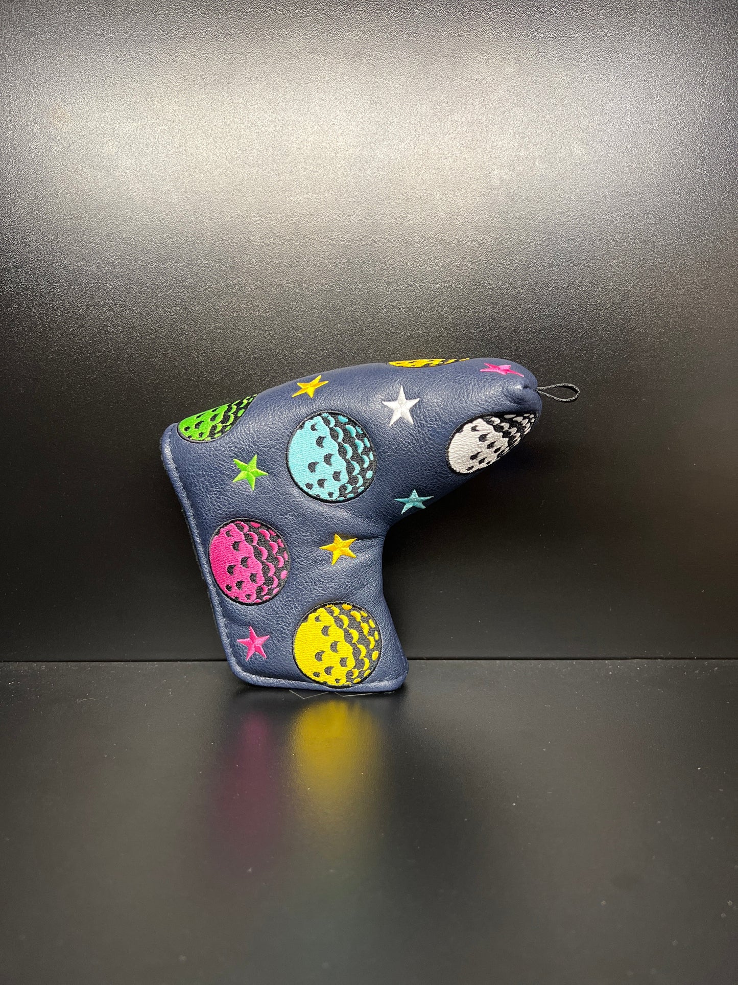 Funda para pelota de golf con estrellas multicolor vibrantes