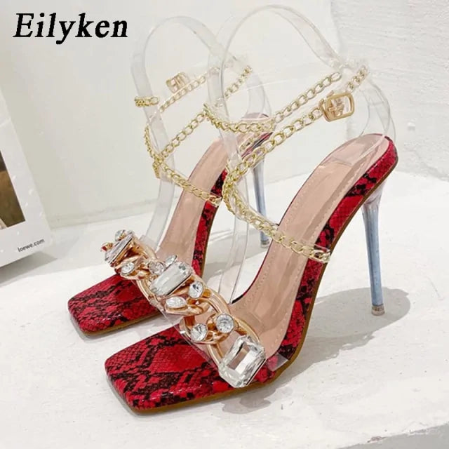Tacones Transparentes con Cadena de Cristal