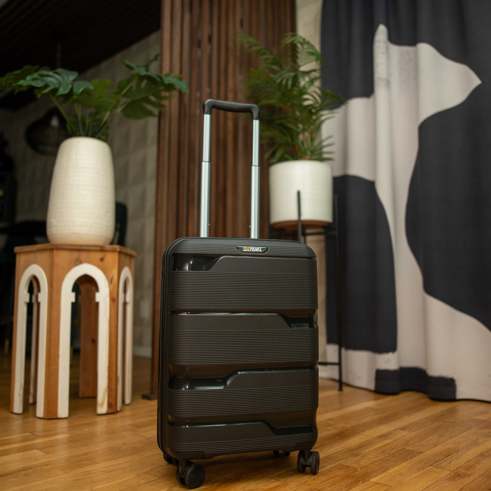 Stylish Black Hardcase Luggage Set - 28', 24', 20' Sizes - Korvel