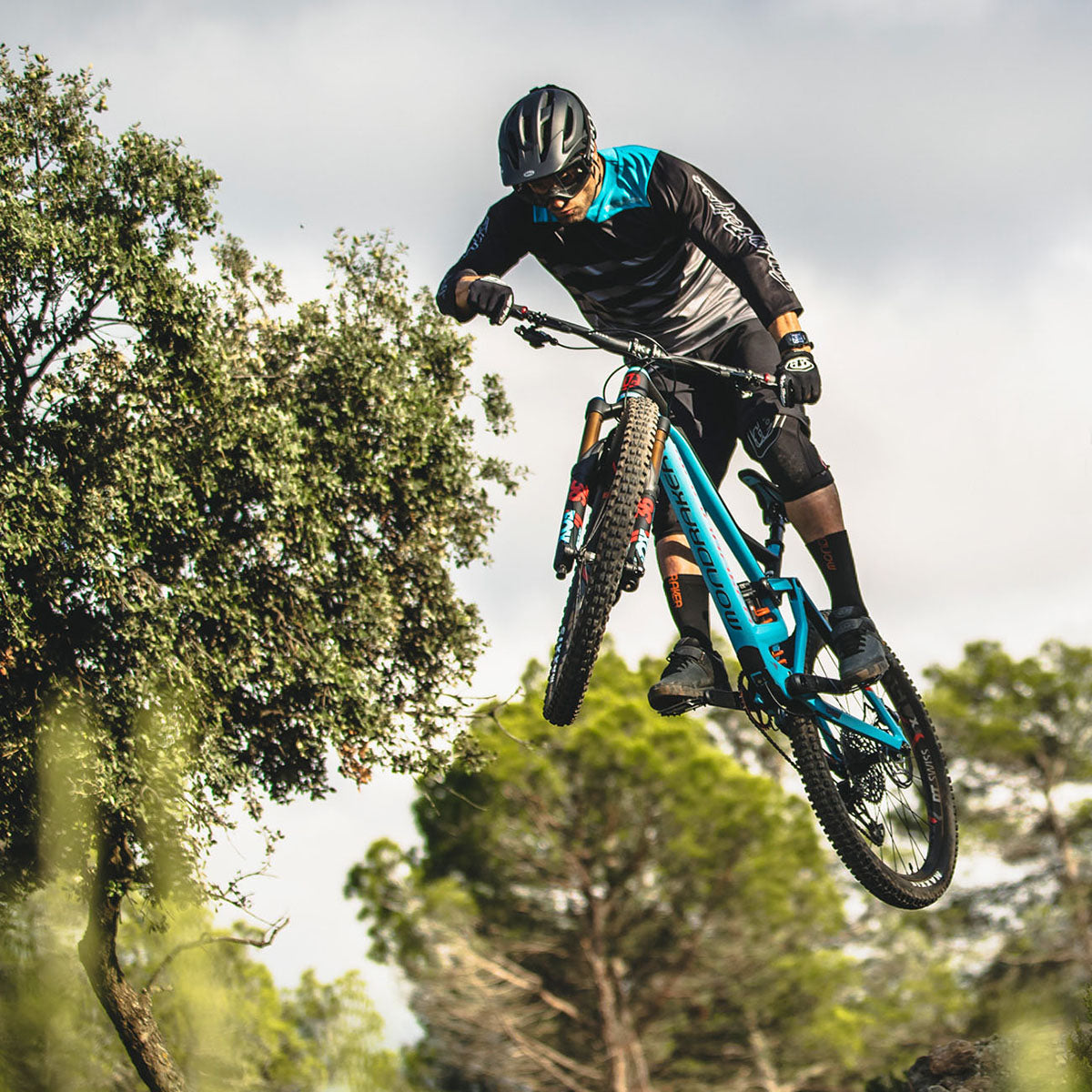 ONOFF SHIELD V2 MTB Pedals - Anthracite, Fuchsia, Blue - Korvel