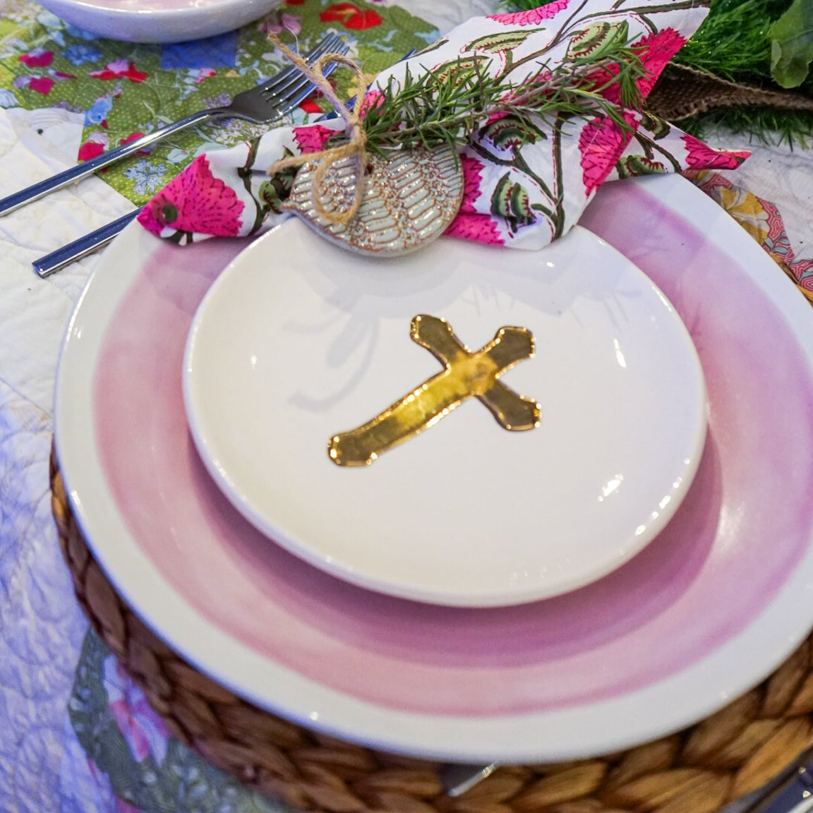 Elegant Gold Leaf Accent Ceramic Plate - Korvel