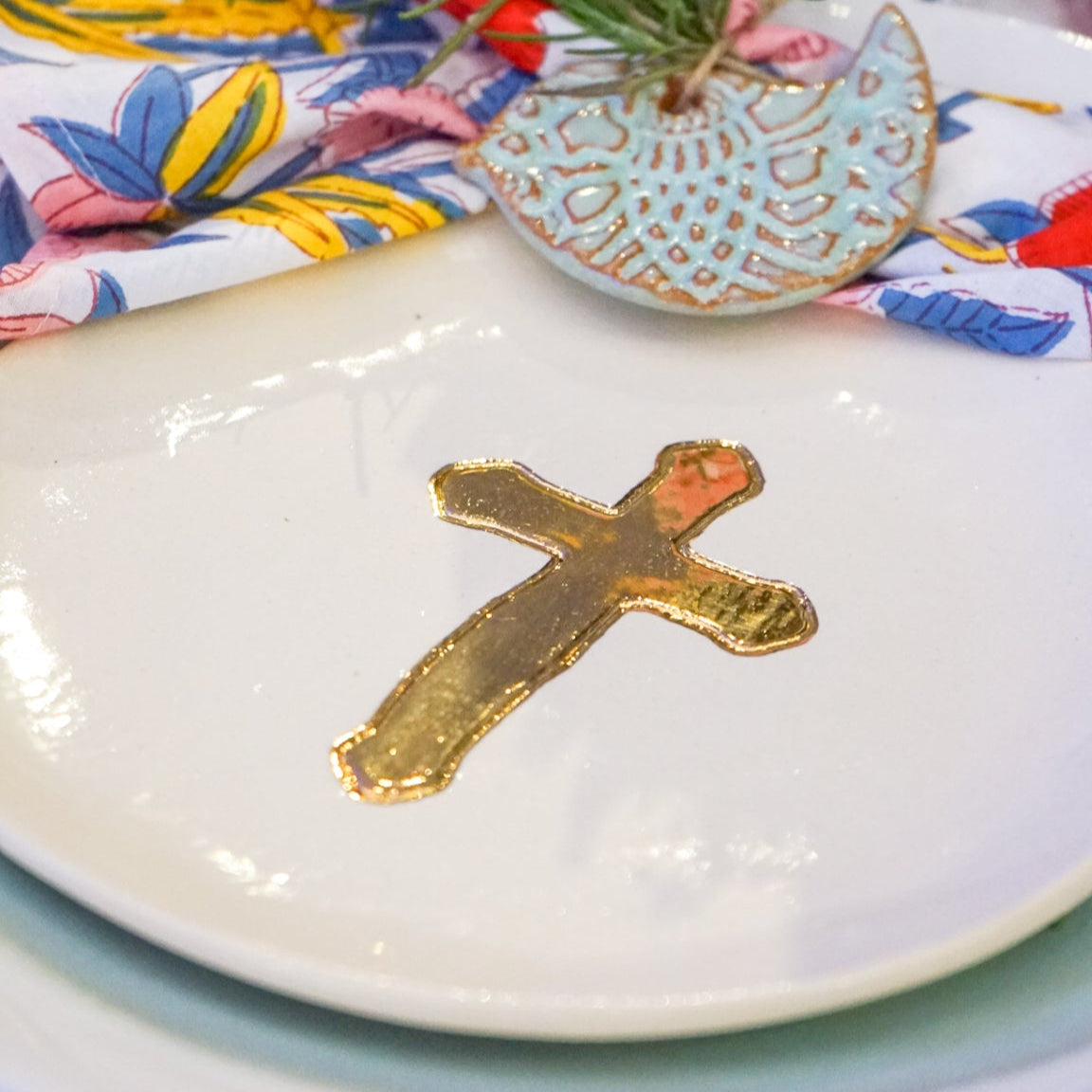 Elegant Gold Leaf Accent Ceramic Plate - Korvel