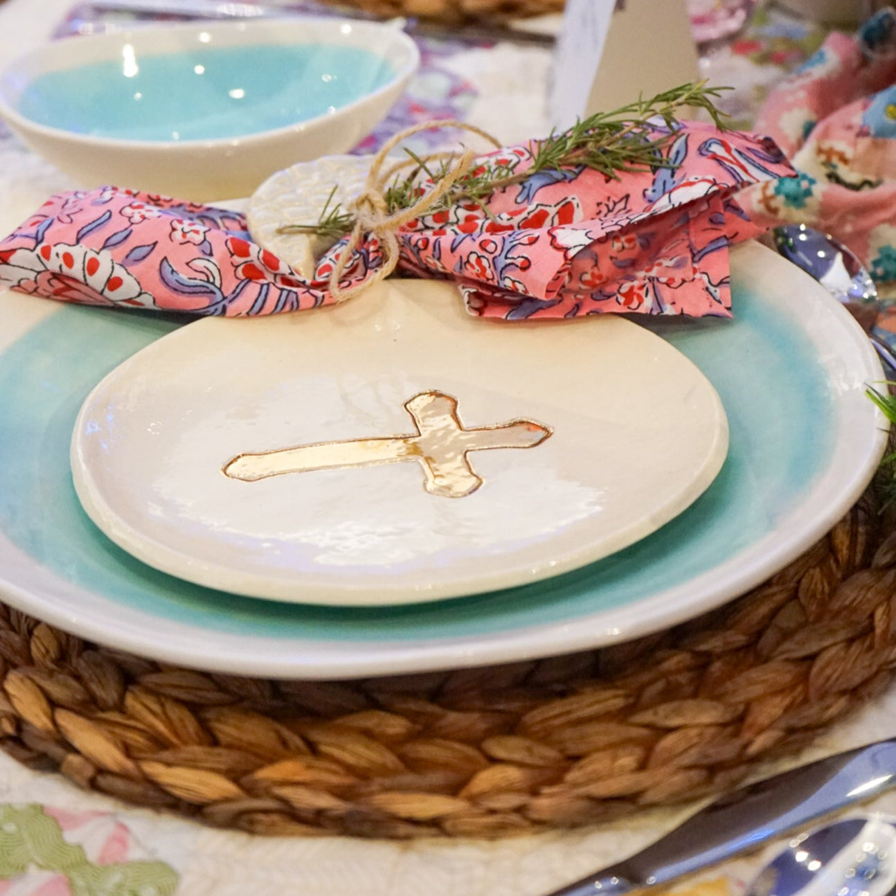 Elegant Gold Leaf Accent Ceramic Plate - Korvel