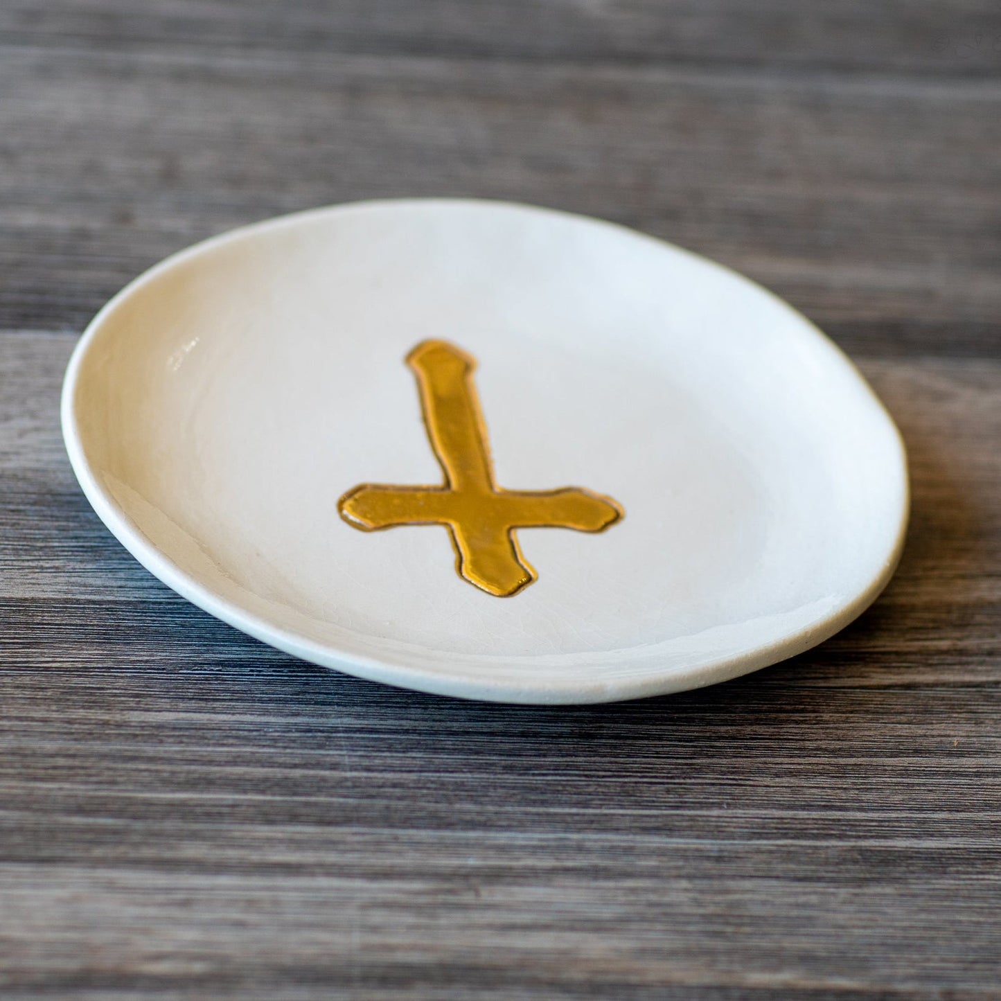 Elegant Gold Leaf Accent Ceramic Plate - Korvel