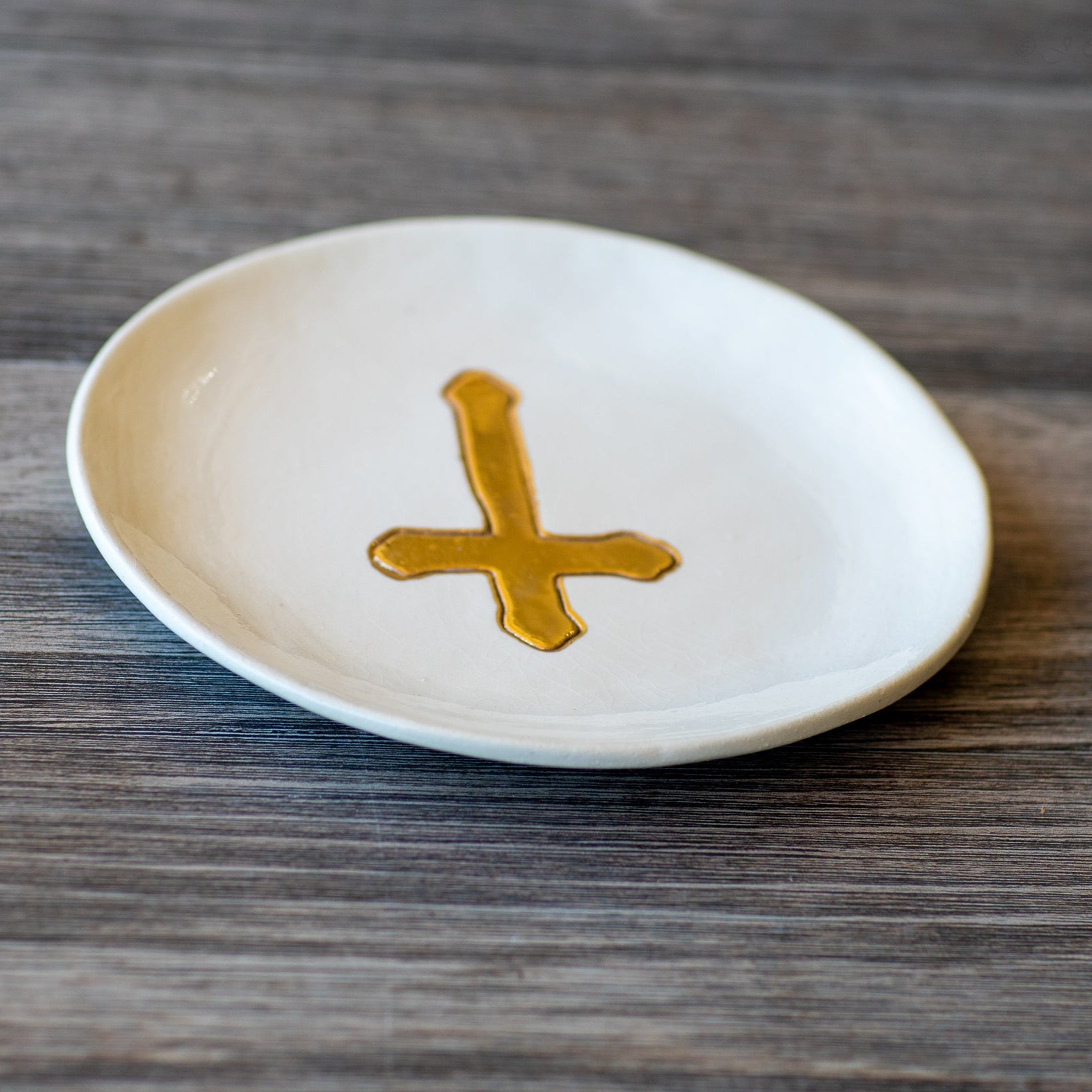 Elegant Gold Leaf Accent Ceramic Plate - Korvel