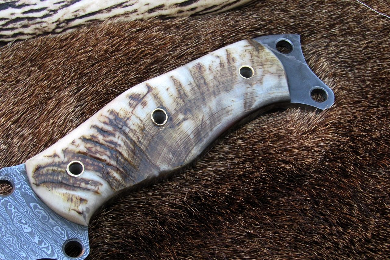 Custom Handcrafted 17-Inch Damascus Steel Bowie Knife with Sheep Horn Handle - Korvel