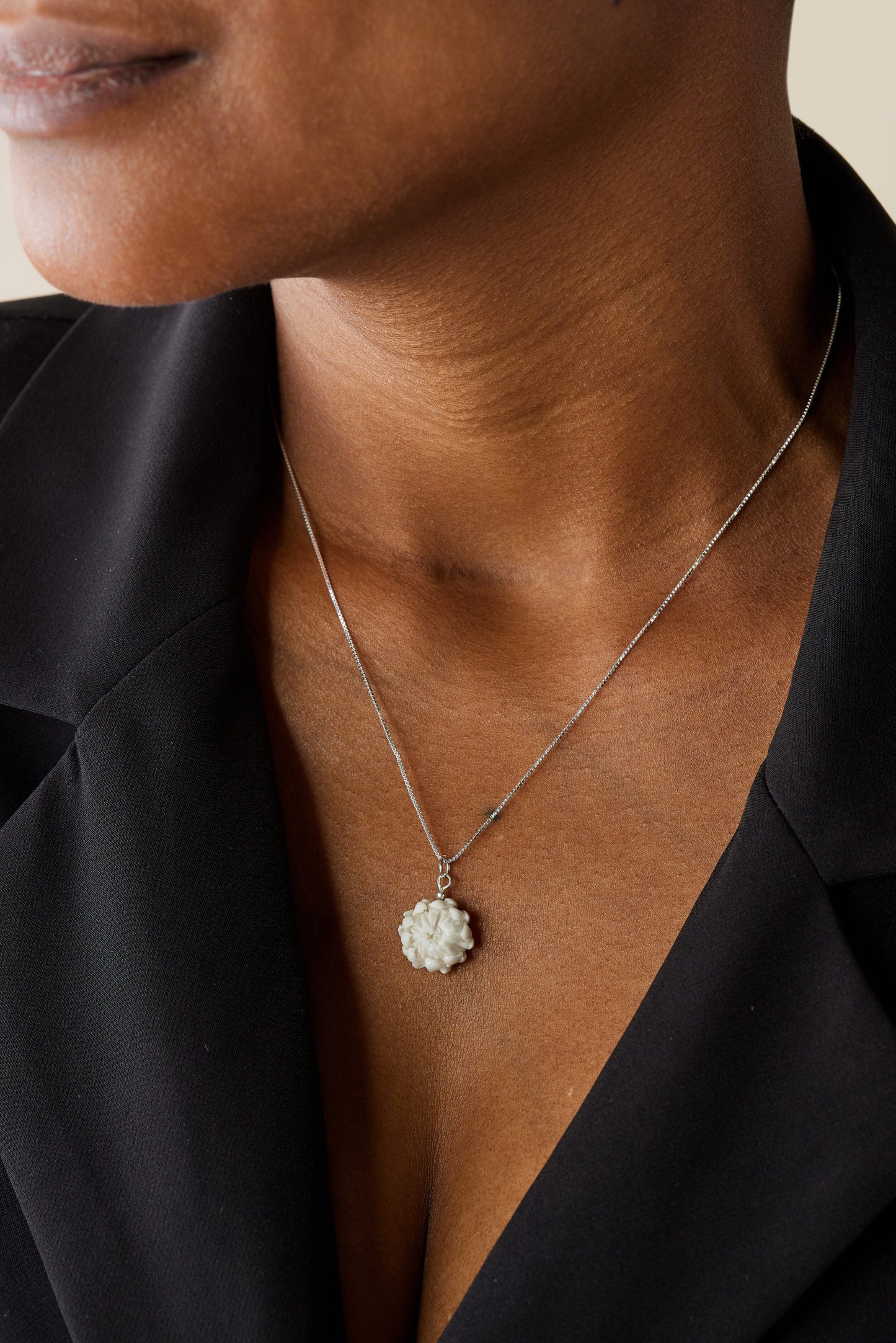 Collier Floral Sculpté à la Main Protea