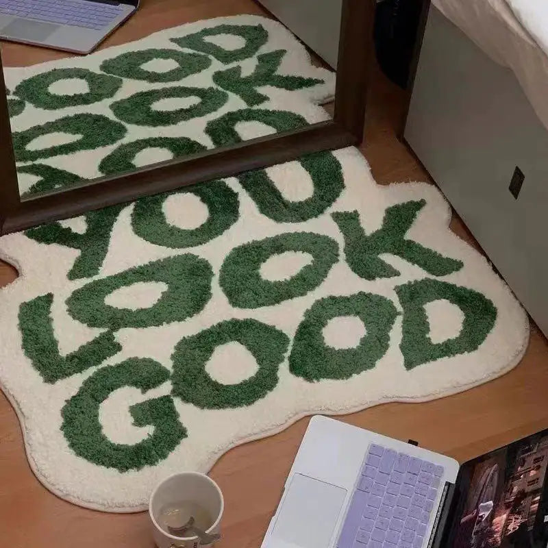 Alfombra de Felpa con Letras para el Costado de la Cama