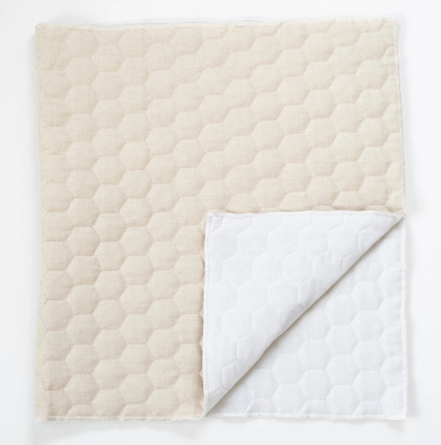 Funda de Almohada Acolchada en Blanco 19in x 19in Lino Avena Hexágono