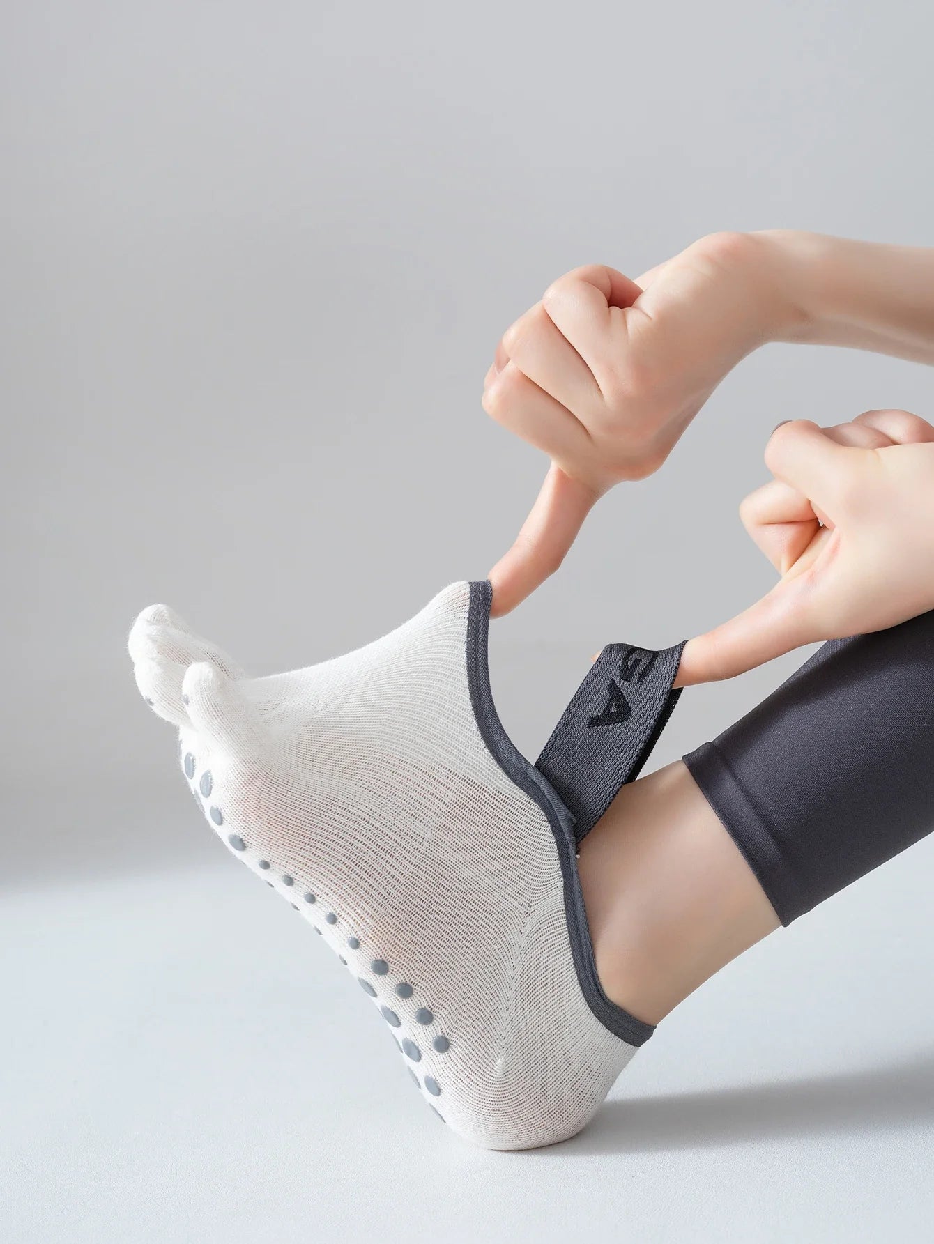 Chaussettes de yoga anti-dérapantes à cinq doigts pour femmes