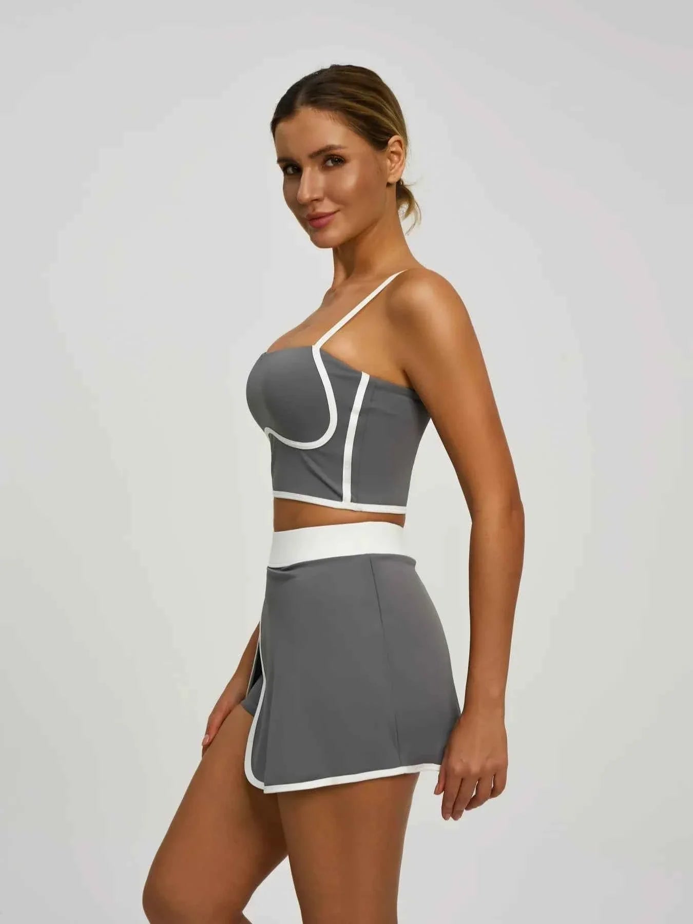 Conjunto Deportivo para Mujeres: Top Corto Acolchado y Falda Corto con Bolsillos