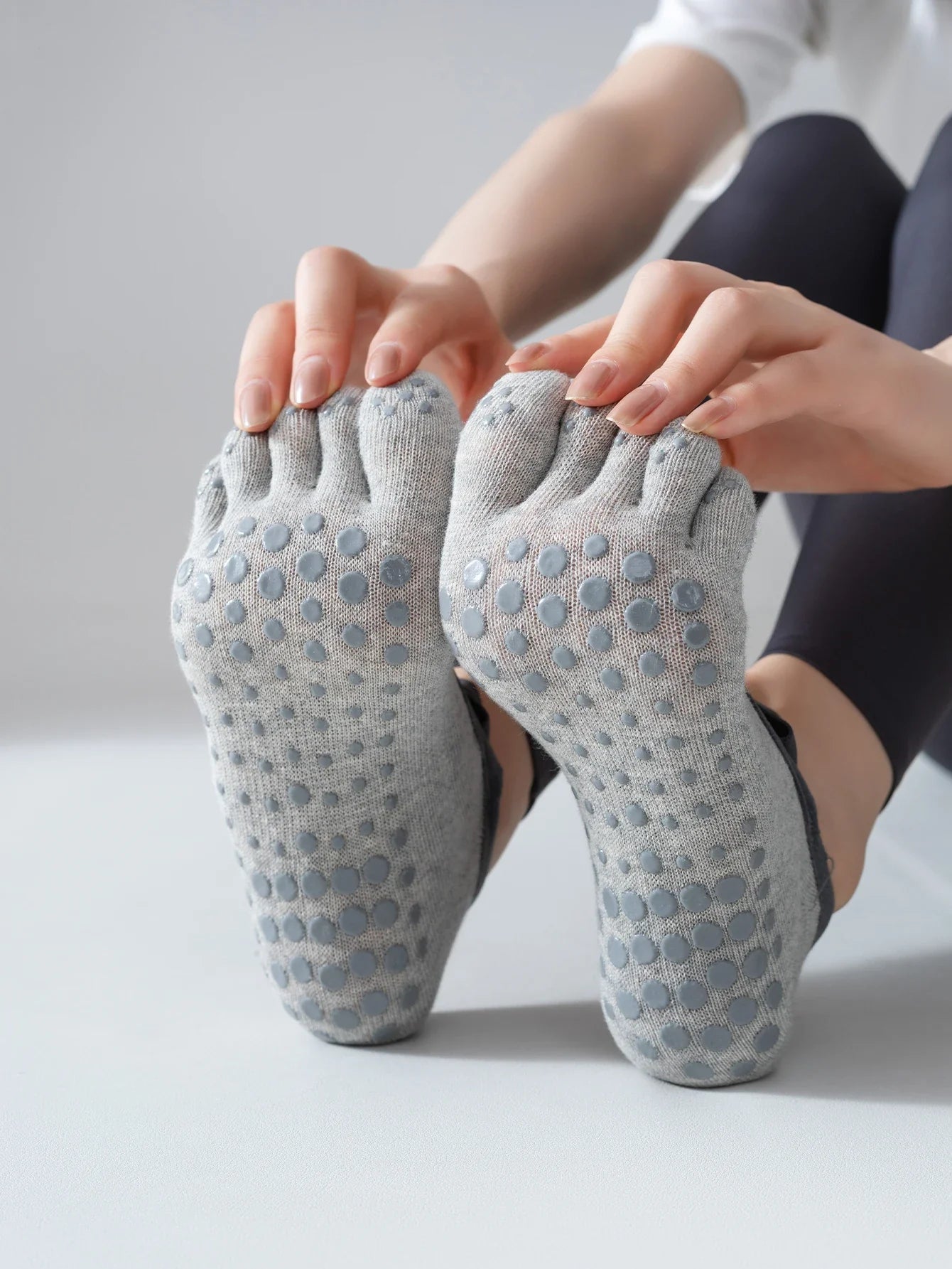 Chaussettes de yoga anti-dérapantes à cinq doigts pour femmes