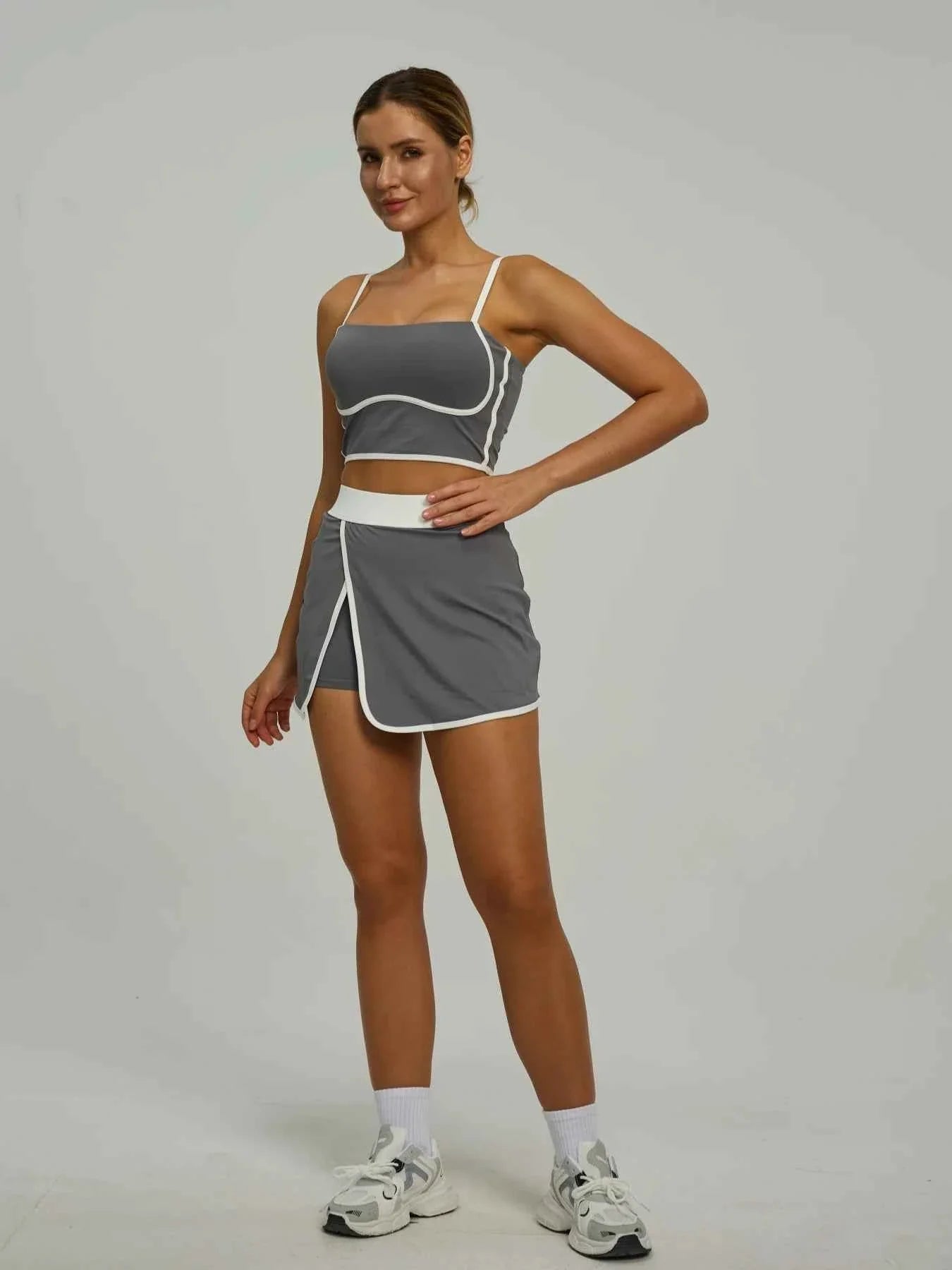 Conjunto Deportivo para Mujeres: Top Corto Acolchado y Falda Corto con Bolsillos
