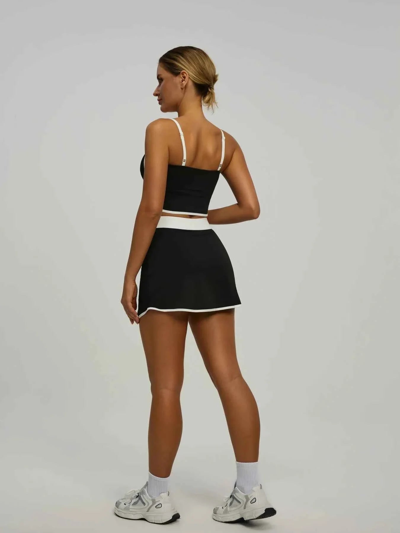 Conjunto Deportivo para Mujeres: Top Corto Acolchado y Falda Corto con Bolsillos