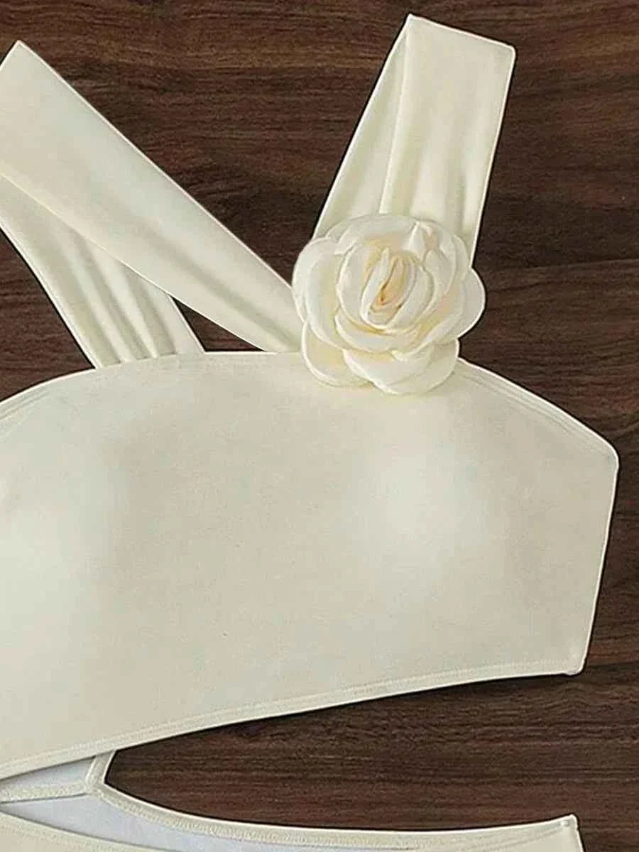 Maillot de bain asymétrique à découpes florales 3D