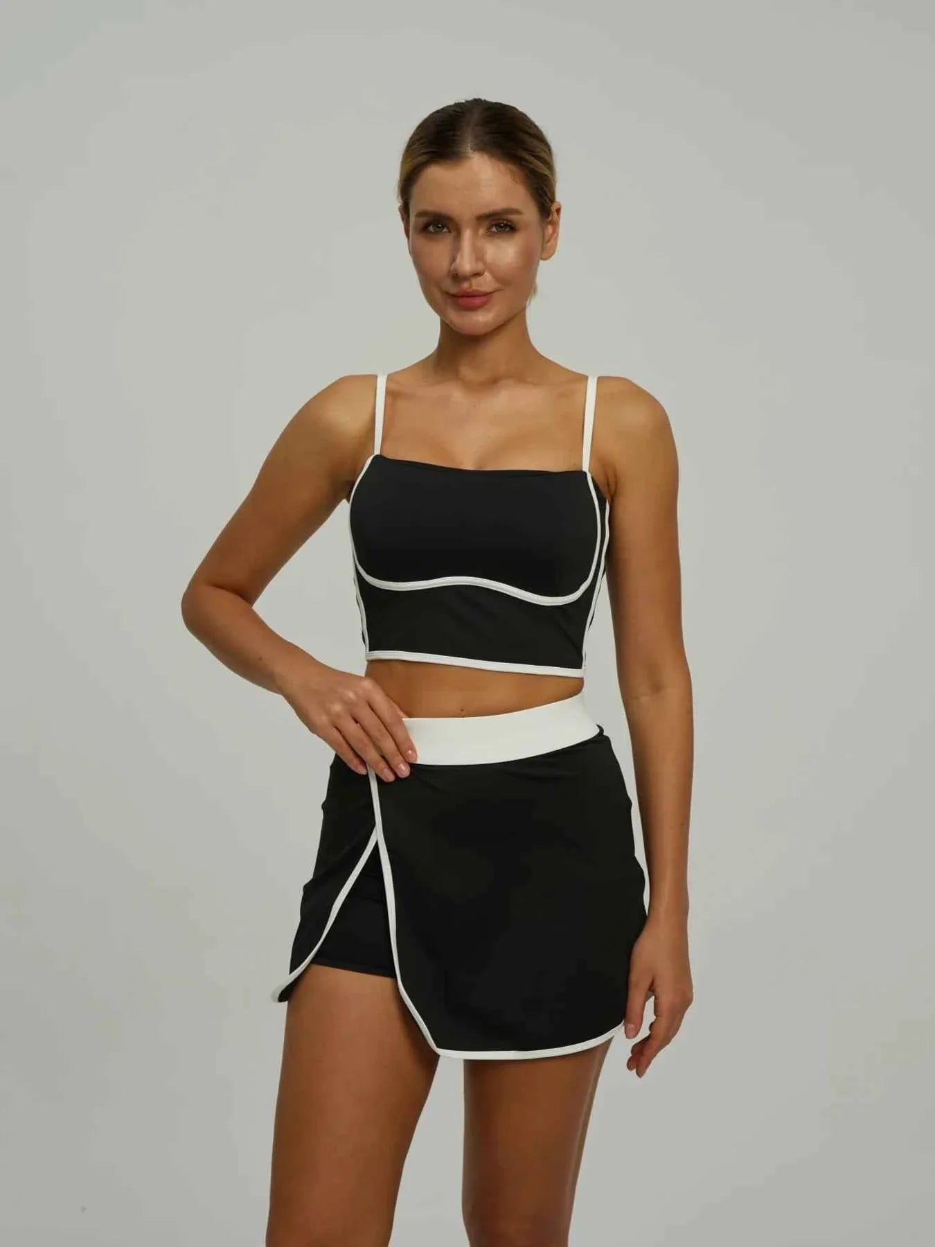 Conjunto Deportivo para Mujeres: Top Corto Acolchado y Falda Corto con Bolsillos