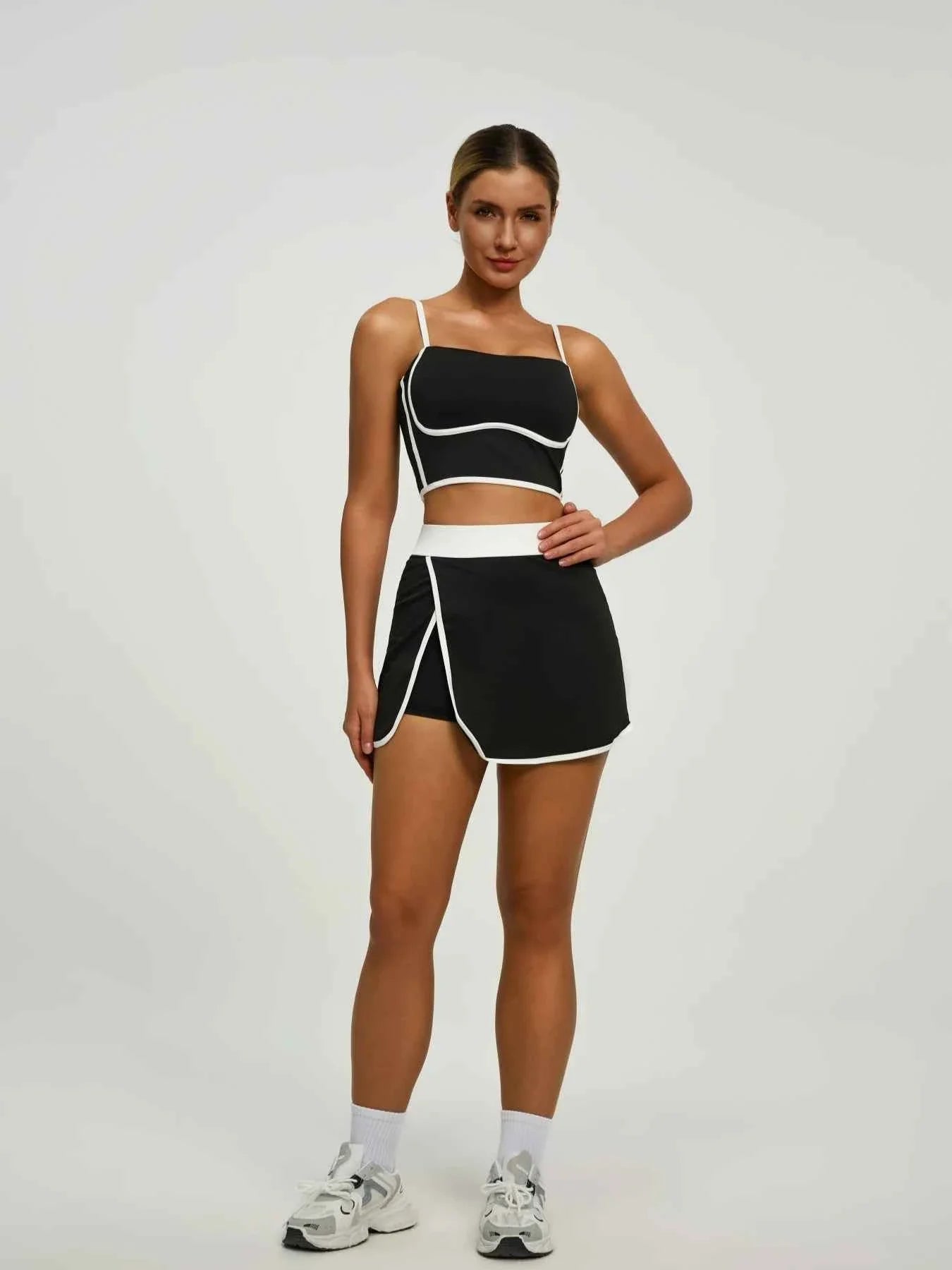 Conjunto Deportivo para Mujeres: Top Corto Acolchado y Falda Corto con Bolsillos