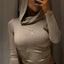 Camiseta corta con capucha de corte ajustado para mujer en otoño