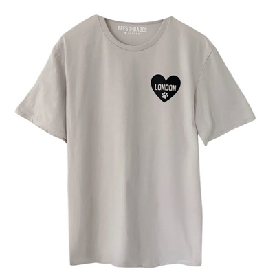 Camiseta gris Heart U Most con huella personalizada