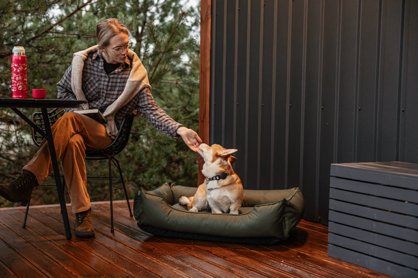 Lit pour chien étanche prêt pour l'aventure en vert