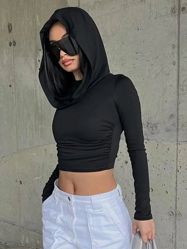 Camiseta corta con capucha de corte ajustado para mujer en otoño